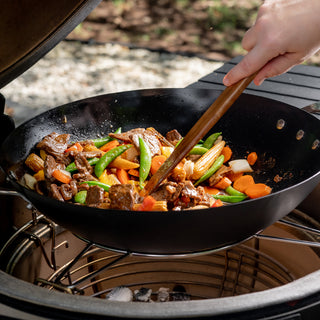 Oglekļa wok cepšanas panna pie Kamado Joe